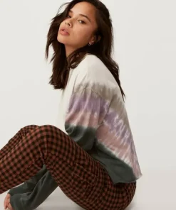 Daydreamer Tops><noscript><img width=