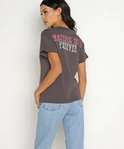 Daydreamer Tops><noscript><img width=