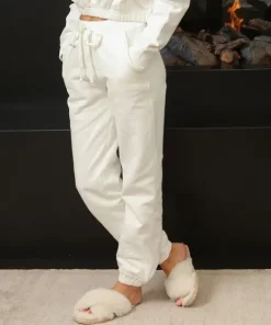 Nia Pants><noscript><img width=